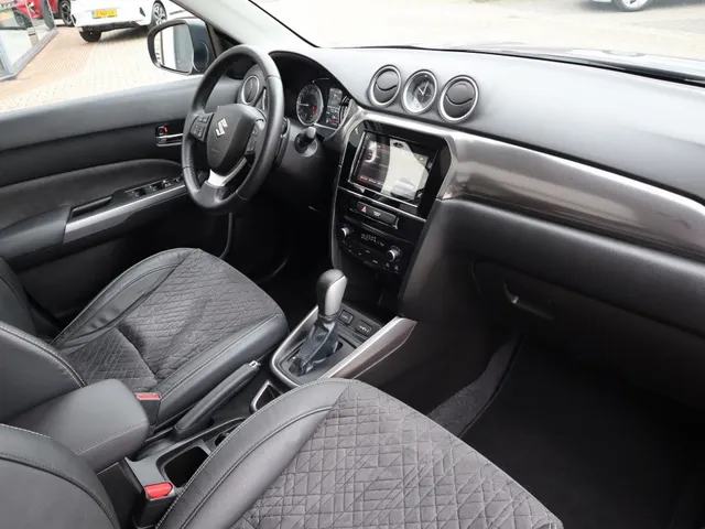 Suzuki Vitara 1.4 BoosterJet Stijl Automaat Trekhaak | Pano Dak | Carplay | Adaptive Cruise