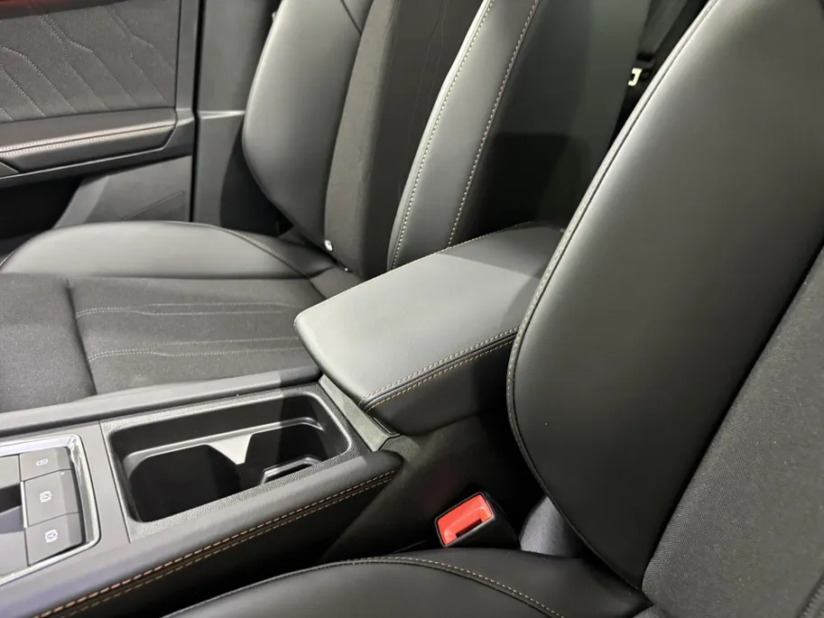 CUPRA Formentor 1.5 - 204PK TSI e-Hybrid Business Automaat | NIEUWE AUTO | Elektrisch Wegklapbare Trekhaak | Schuif/Kantel Dak | Digital Cockpit | Camera | Parkeersensoren | Stoelverwarming | Stuurwielverwarming | Apple CarPlay/Android Auto |