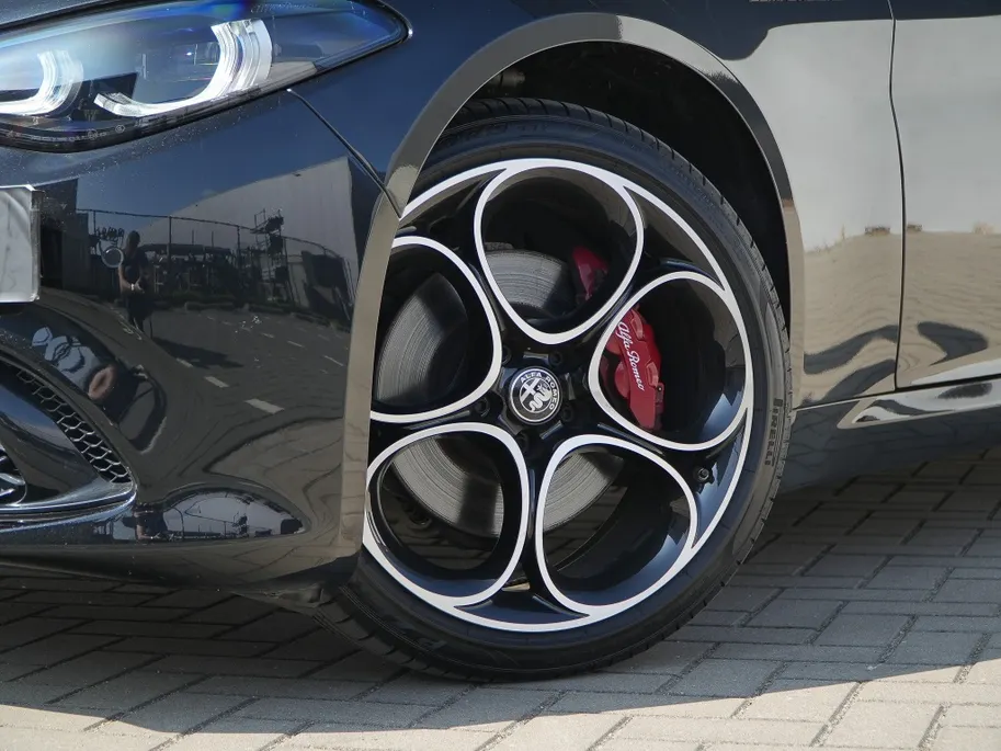 Alfa Romeo Giulia 2.0 Turbo 280 PK Competizione Q4 AWD | Harman | Veloce | 19'