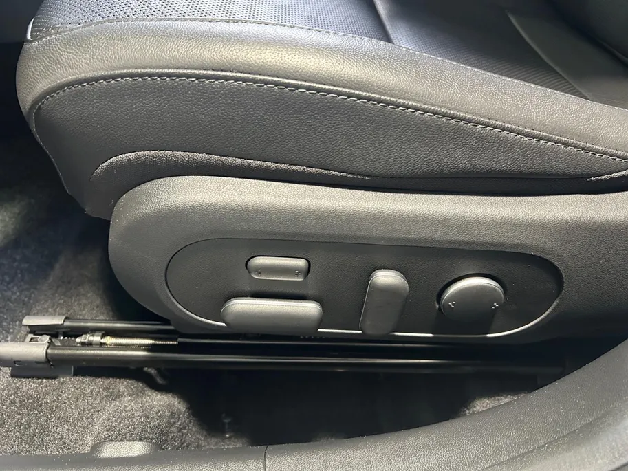 Hyundai Kona 1.6 GDI HEV Premium | Trekhaak Afn 13polig| Apple Carplay / Android Auto | Navigatiesysteem | Elektrisch Verstelbare Voorstoelen | Bestuurdersstoel + Geheugen | Parkeersensoren Voor + Achter | Camera Voor + Achter | Stoelverwarming + Stoelkoeling | Stuurv