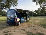 Renault Master T35 2.3 dCi 135 L3H2 Work Edition | Camper Edition | Motorsport Edition | Thule Omnistor Luifel | Airco in Leefruimte | TV | Koelkast | Magnetron | Volledig Bed | 2 Lederen Stoelen | DAB | LED Verlichting Leefruimte |