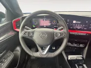 Opel Mokka-e GS Line 50-kWh 11kw bl. | SOH 99% | Navigatie | Stoel/Stuurverwarming | Adapt. Cruise Control | Apple/Android Carplay | 12 maanden Bovag ! |