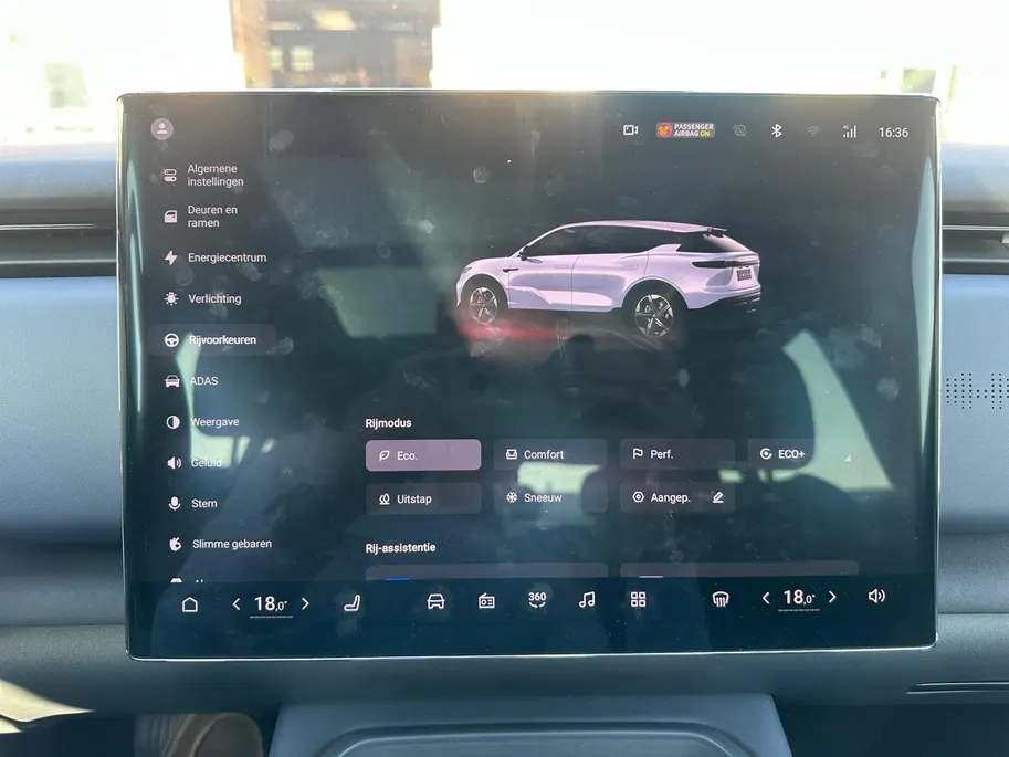 Voyah Courage Business Edition 80 kWh Full Option | Direct Leverbaar | Head Up Display | Stoel koeling,-verwarming & massage | Memorystoelen | 360 Camera | Level 3 Autonoom rijden | Schuif- & Kanteldak | Draadloze Telefoonlader | Elektrische Achterklep |