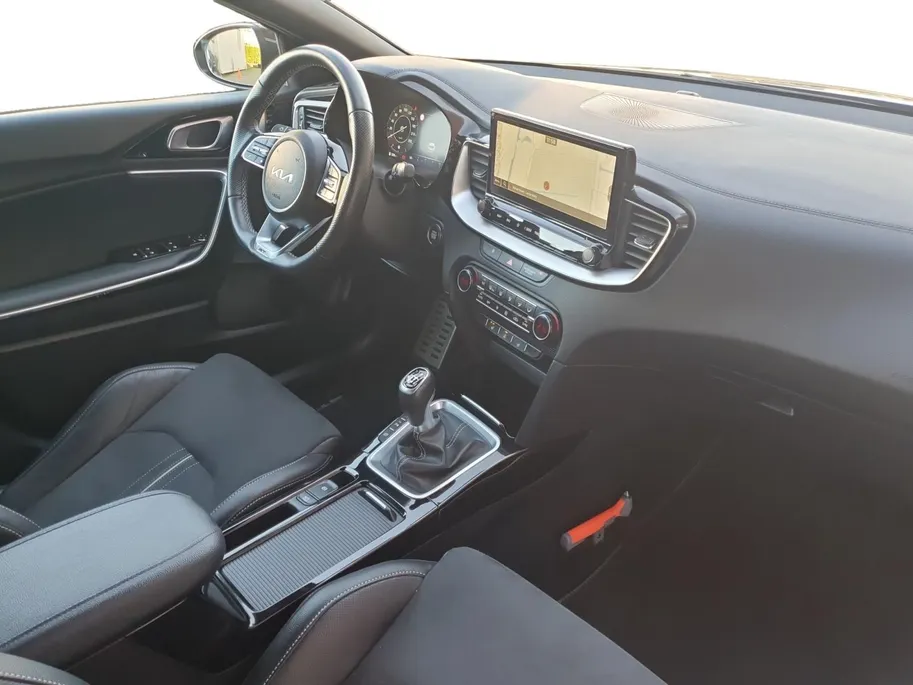 Kia ProCeed 1.5 T-GDi GT-Line | Stoel en stuurverwarming | Navigatie | Elektrische achterklep | Camera | Climate control | Apple Carplay / Android Auto |