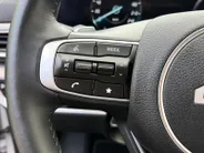 Kia Sportage 1.6 T-GDi Hybrid Dark Edition | Camera | Stuurverwarming | Stoelverwarming voor + achter | Apple Carplay / Android Auto | LMV | LED |
