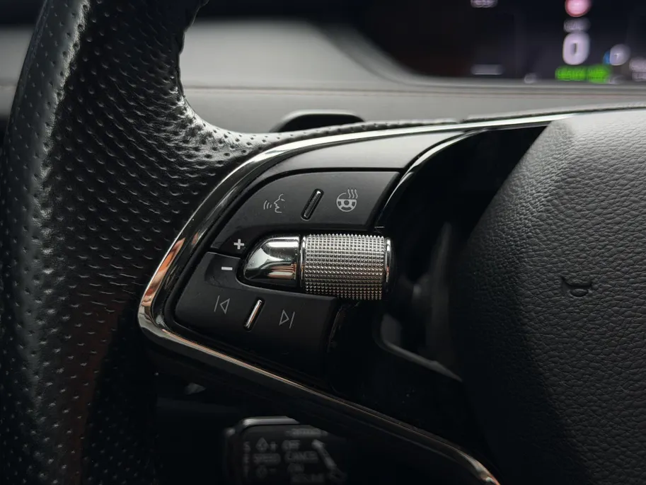 Škoda Enyaq iV 80 | Elektrisch verstelbare stoelen incl. geheugenfunctie | Stoel- en stuurverwarming | Elektrisch bedienbare achterklep | Lederen bekleding | Achteruitrijcamera | Parkeersensoren voor- en achter | Apple/Android Carplay