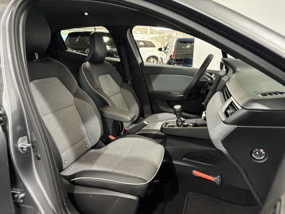 Renault Clio 90PK TCe GPF Techno | Navi | Camera | Parkeersensoren | Digital Cockpit | Apple CarPlay/Android Auto | Armsteun | Licht & Regen Sensor | Climate Control |