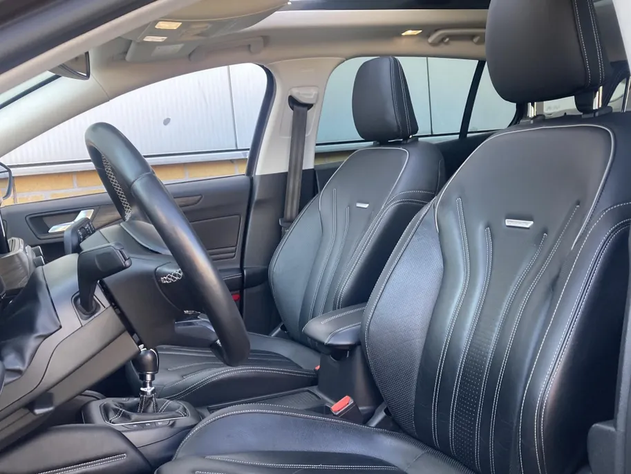 Ford Focus 1.0 EcoBoost 125 pk Vignale Wagon Panoramadak - Design Pack - Winter Pack - Lederen bekleding