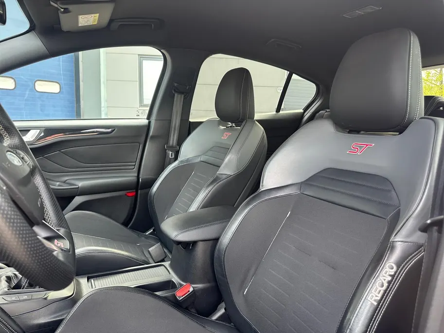 Ford Focus 2.3 EcoBoost ST-3 | 280 PK | Launch control | Recaro stoelen | 19' inch lichtmetalen velgen | Apple carplay & Android auto | Parkeersensor voor en achter | Achteruitrijcamera | Bang & Olufsen audio | Winter pack | Cruise control | Bovag garantie |