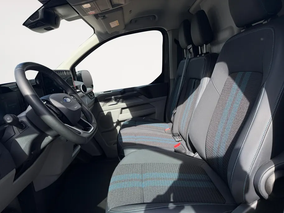 Ford Transit Custom 300 2.0 TDCI L2H1 Sport | Automaat | Adapt. Cruise control | BLIS | Winter pack | Elektr. bestuurdersstoel | Parkeersensoren voor en achter | Achteruitrijcamera | Navigatie | Apple carplay & Android auto | 18' lichtmetalen velgen | Bovag garantie |
