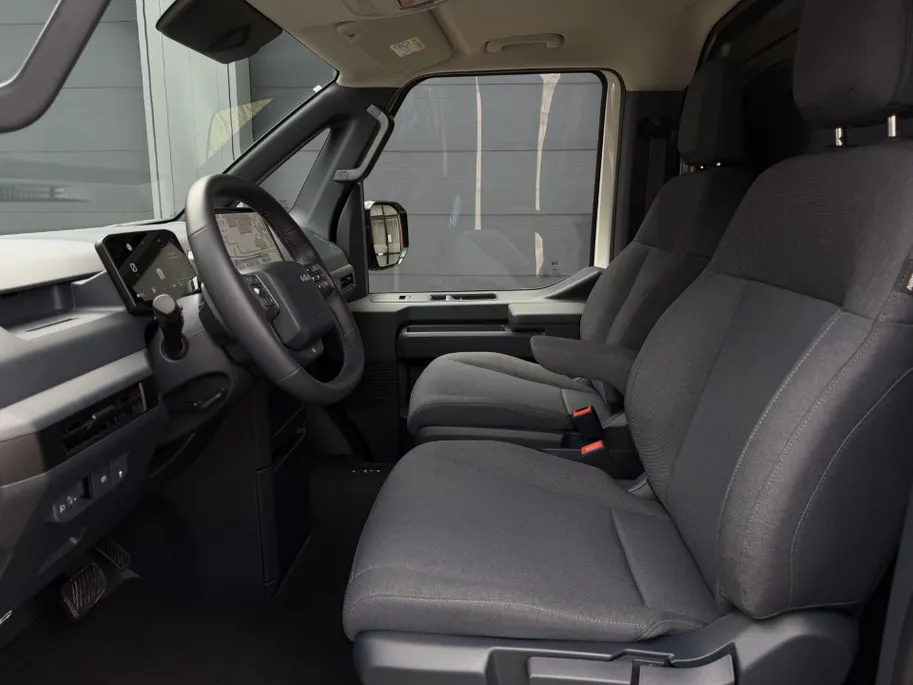Kia PV5 L2H1 Plus 51.5 kWh | incl. berkentriplex laadvloer | All-season banden | 297 km WLTP-actieradius | Snelladen van 10% tot 80% in 30 minuten | Stoel- en stuurverwarming | Achteruitrijcamera | Draadloos Apple/Android Carplay | Parkeersensoren voor- en achter