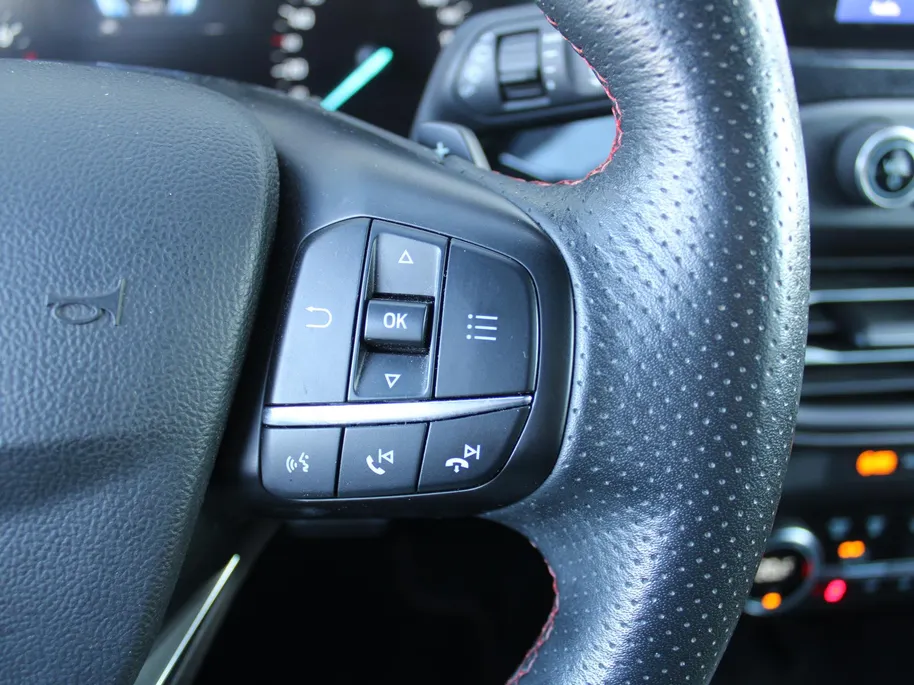 Ford Focus Wagon 1.0 EcoBoost ST Line Business | Stuur-/stoel-/voorruitverwarming | Camera | Clima | Draadloze telefoonlader | 17' LM | Navi |