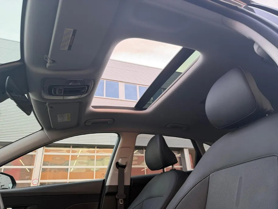 Hyundai Kona 1.6 GDI HEV Premium Sky | Schuif-/kantel dak | Navigatie | Apple Carplay/ Android Auto | Stoelventilatie | Stuur/ Stoelverwarming |