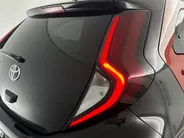 Toyota Aygo X 1.0 VVT-i S-CVT Pulse Plus Automaat | Keyless Entry | Parkeersensoren voor + achter | 17'' L.M. Velgen