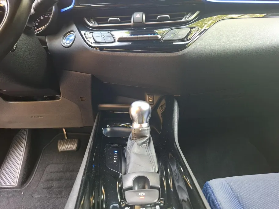 Toyota C-HR 1.8 Hybrid Dynamic Airco automatisch| Autonomous Emergency Braking | Cruise control adaptief | Lichtmetalen velgen 18' | Navigatiesysteem full map | Voorstoelen verwarmd