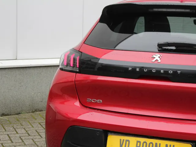 Peugeot 208 1.2 PureTech GT Pack Automaat | Adap. Cruise | Panodak | Vol Leder | Stoelverwarming | Camera