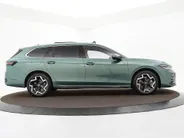 Volkswagen Passat Variant 1.5 eHybrid 272pk DSG R-Line Edition · Panoramadak · Inklap. Trekhaak · 360 Camera · Keyless · Matrix LED · Elek. Achterklep · Head-Up Display · Garantie t/m 13-11-2030 of 100.000km