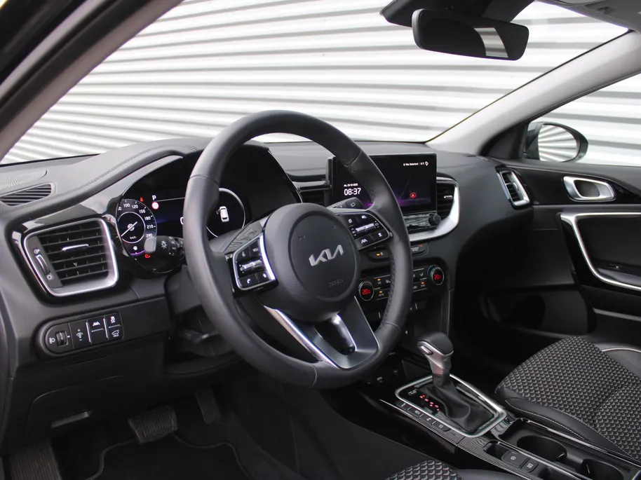 Kia Ceed Sportswagon 1.5 T-GDi DynamicPlusLine | Stoel- & stuurverwarming | Camera | Clima | Cruise adapt. | LED | Navi | Elek. achterklep | 16' LM |