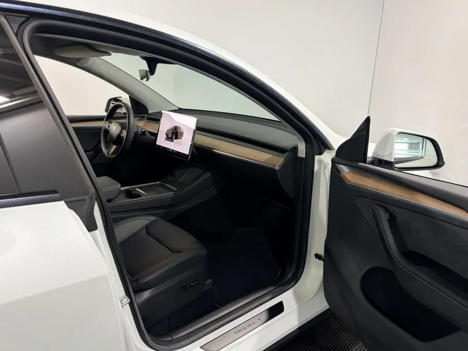 Tesla Model Y 351PK Long Range AWD 75 kWh Automaat | 1e eigenaar | Panoramadak | Basic Autopilot | 360 Camera | Stoelverwarming | Leder | Elektrische Achterklep | Elektrische Stoelen | Full LED |