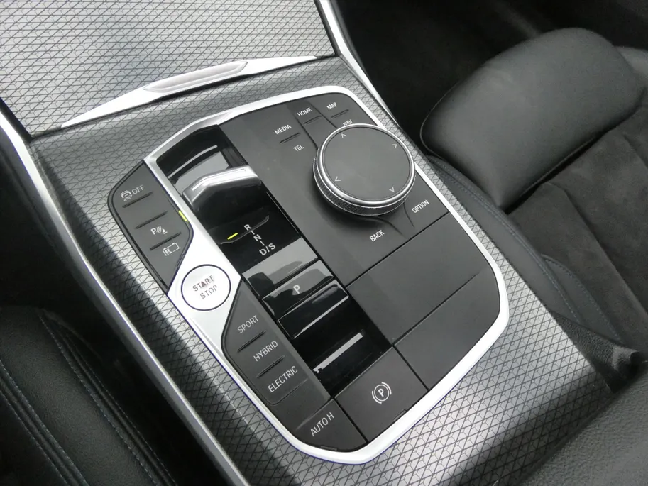 BMW 3 Serie 320e M-Sport Aut. |Schuifdak |Head-Up |Facelift - Widescreen!