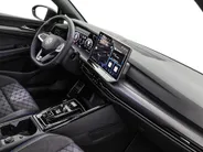 Volkswagen Golf variant R-Line Edition 1.5 eTSI 150 pk 7 versn. DSG · Assistance Pakket Plus · Panoramaschuif-kanteldak · Trekhaak inklapbaar, met elektrische ontgrendeling · Prijs is inclusief inruilpremie · MEGA SALE