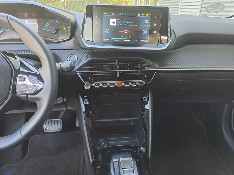 Peugeot e-208 EV Active Pack 50 kWh | Cruise control | Navigatiesysteem | Keyless start | DAB | LM Velgen | 100% Elektrisch | SOH 95,6 %