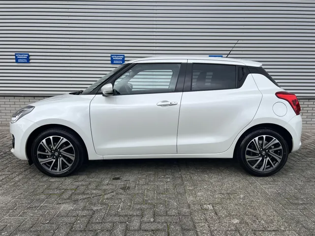 Suzuki Swift 1.2 Style Smart Hybrid | Apple Carplay & Android Auto | Climate Control | Lage Kilometerstand | 16' LM Velgen