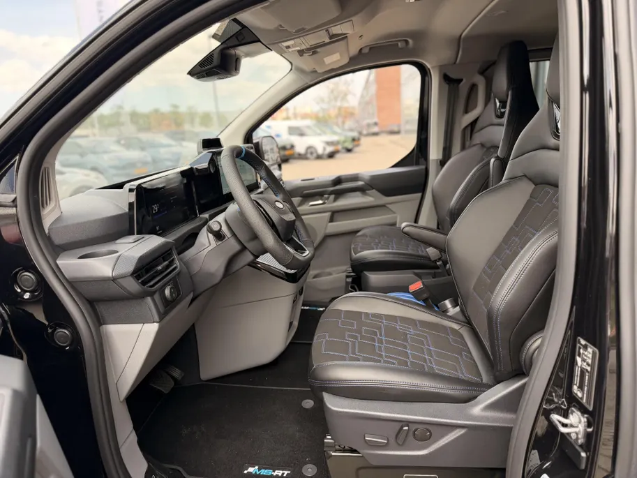 Ford E-Transit Custom L2H1 MS-RT 71 kWh 286 PK Dubbele Cabine UIT VOORRAAD I INKLAPBARE TREKHAAK I DRIVER ASSIST PACK ULTIMATE I DUBBELE ZIJSCHUIFDEUREN I FULL LED-KOPLAMPEN I APPLE CARPLAY / ANDROID AUTO I