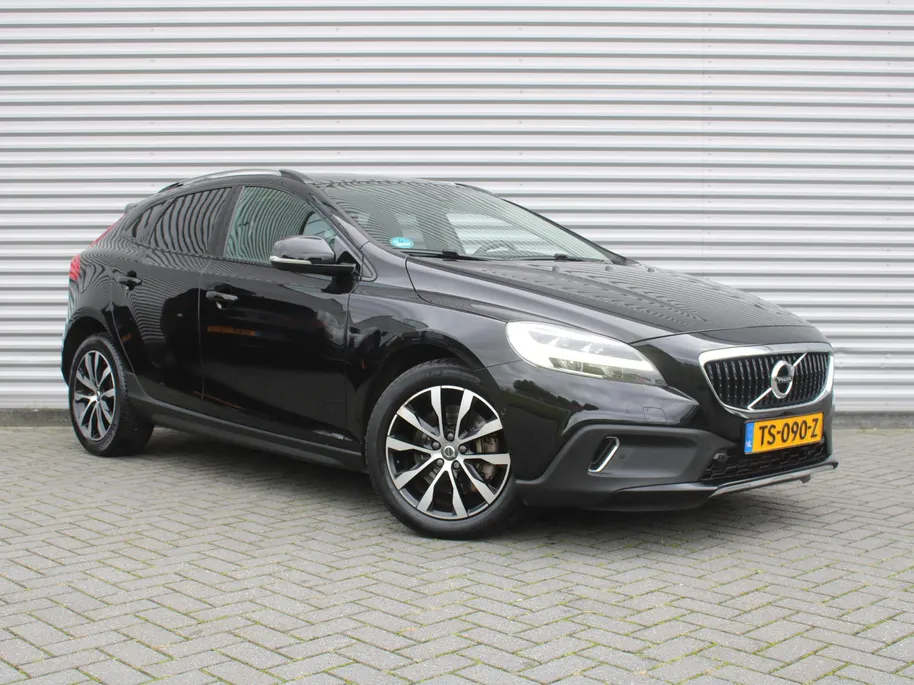 Volvo V40 Cross Country 1.5 T3 Dynamic Edition | Trekhaak | 17' LM | Panoramadak | Leer | PDC v+a | Camera | Stoel-/voorruitverwarming | HK audio |