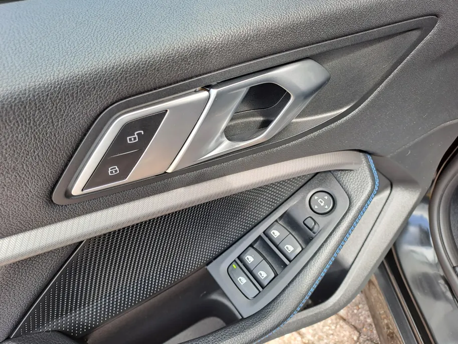 BMW 1 Serie 118i Business Edition M-exterieur pakket | Digitaal cockpit | Navigatie | Cruise | Climate | M-bekleding | M-stuur | Apple Carplay/Android Auto