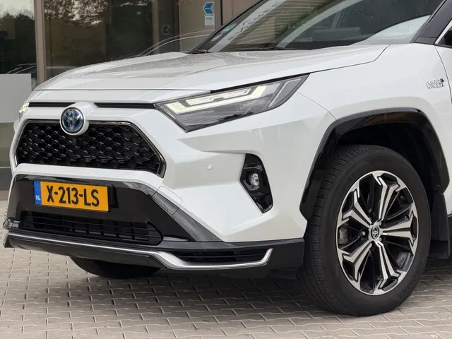 Toyota RAV4 2.5 PHEV Bi-Tone+ AWD | Trekhaak | Panoramadak | Stoel Verwarming & Ventilatie |