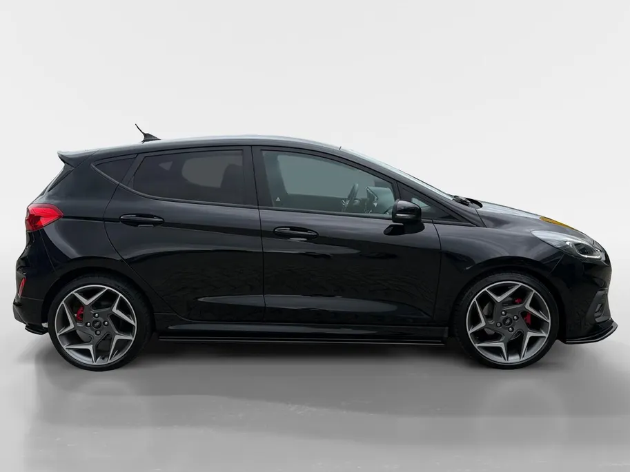Ford Fiesta 1.5 EcoBoost ST-3 | Volledig dealer onderhouden | NL auto | Winter pack | BLIS | Parkeersensor achter | Achteruitrijcamera | B&O audio | Apple carplay & Android auto | 18' lichtmetalen velgen | Bovag garantie |
