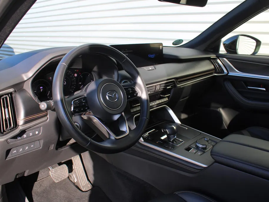 Mazda CX-80 2.5 e-SkyActiv PHEV Homura Plus | Trekhaak | Stuur-/stoelverwarming + ventilatie | 360 Camera | Schuifdak | Elek. stoelverst. | 20' LM | Leer | 7-zits |