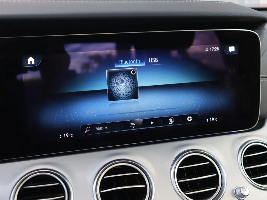 Mercedes-Benz E-Klasse 300 e AMG Line l Trekhaak l Panoramadak l Keyless l stoelverwarming