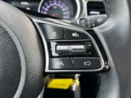 Kia Ceed Sportswagon 1.5 T-GDi DynamicLine | All-Seasonbanden | Apple Carplay / Android Auto | Navigatiesysteem | Parkeersensoren Voor + Achter | Parkeercamera Achter | Licht + Regensensor | Cruise Control | Climate Control | 16'Lichtmetalen velgen