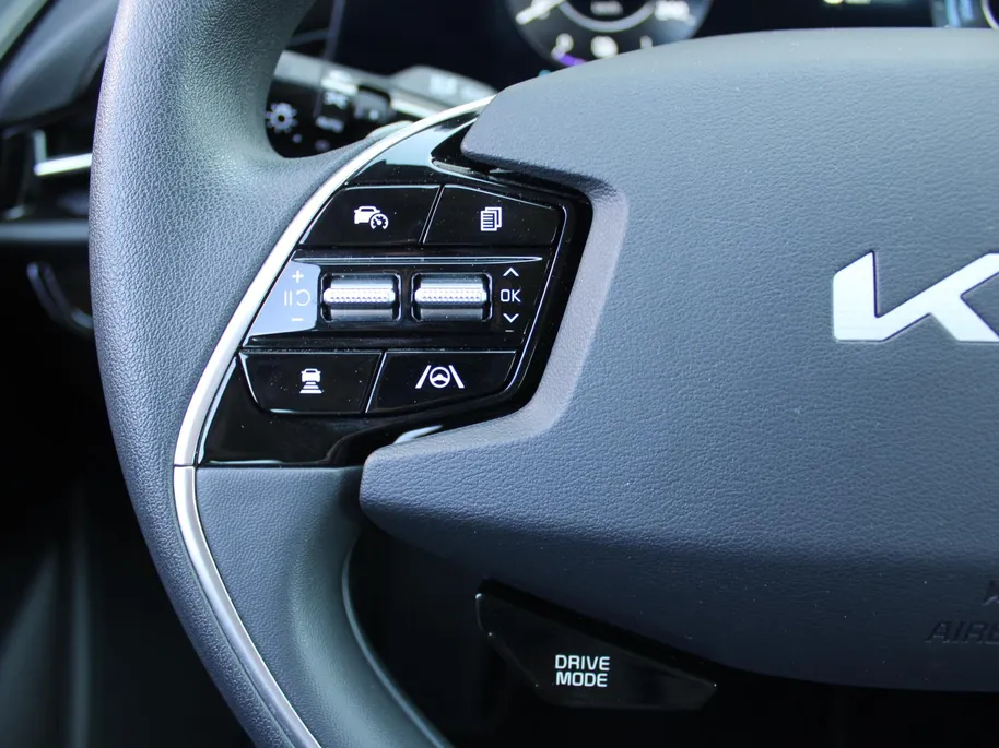Kia Niro EV Light Edition 64.8 kWh | Camera | Cruise adapt. | Clima | 17' LM | Navi | Keyless | All season banden | 17% bijtelling |
