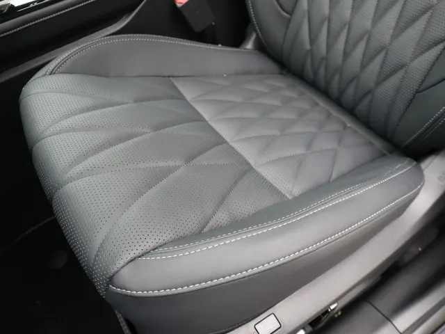 Mitsubishi Outlander 2.4 PHEV Black Edition All Seasons | Yamaha sound