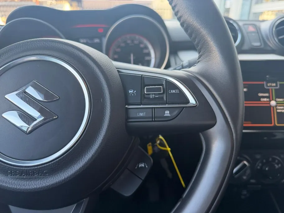 Suzuki Swift 1.2 Select Smart Hybrid | Airco | Cruise Control | Camera | Stoelverwarming | Apple Carplay/ Android Auto |