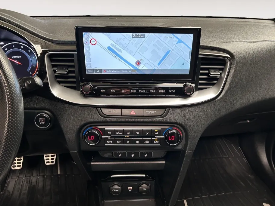 Kia ProCeed 1.0 T-GDI GT-Line | Elektrisch Glazen Schuif / Kanteldak | Apple Carplay / Android Auto | Navigatiesysteem | Stoel + Stuurverwarming | Licht + Regensensor | Parkeersensoren + Camera Achter | Cruise Control | 17” Lichtmetalen Velgen | Climate Control Rijst
